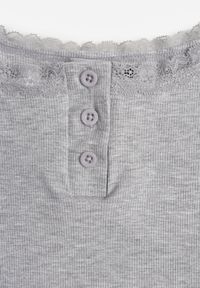 Born2be - Szary Top z Bawełny Ozdobiony Guzikami i Koronką przy Dekolcie Beralie. Okazja: na co dzień. Kolor: szary. Materiał: bawełna, koronka. Wzór: aplikacja, koronka. Styl: casual, elegancki, klasyczny #4