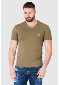 Guess - GUESS Khaki t-shirt męski w serek z elastanem. Typ kołnierza: dekolt w serek. Kolor: zielony. Materiał: elastan. Wzór: aplikacja #1