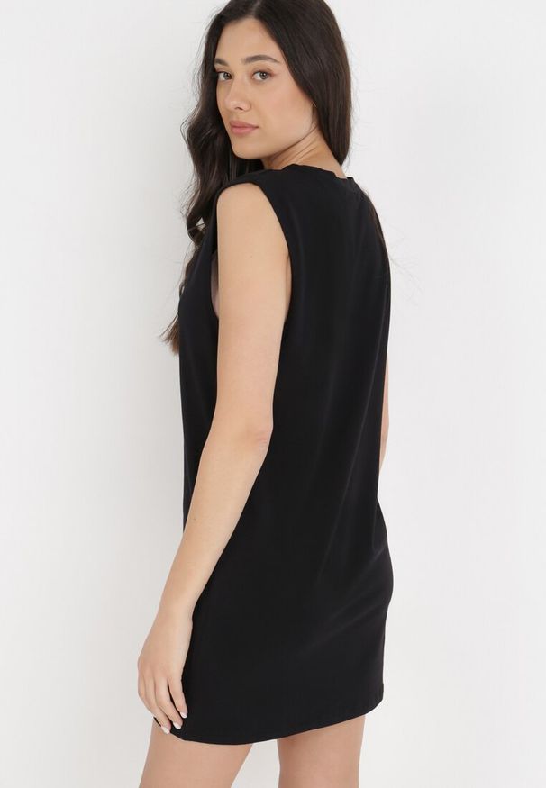 Born2be - Czarna Sukienka Nemeope. Kolor: czarny. Materiał: jeans, bawełna, tkanina. Długość rękawa: bez rękawów. Wzór: gładki, aplikacja. Styl: wakacyjny, klasyczny. Długość: mini