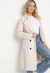 Born2be - Beżowy Płaszcz Dwurzędowy Typu Trencz z Wiązanym Paskiem Levita. Okazja: na co dzień. Kolor: beżowy. Materiał: materiał. Wzór: aplikacja. Styl: casual, klasyczny #5