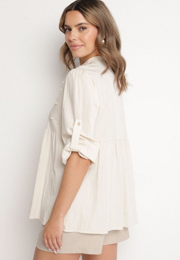 Born2be - Beżowa Koszula z Wiskozą Ozdobiona Perełkami Tanavitia. Okazja: na co dzień. Typ kołnierza: kołnierzyk klasyczny. Kolor: beżowy. Materiał: wiskoza. Długość rękawa: długi rękaw. Długość: długie. Wzór: aplikacja. Styl: elegancki, casual, klasyczny