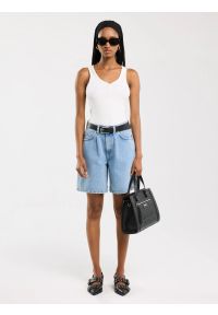 Big-Star - Koszulka damska na ramiączkach z ozdobnymi guzikami biała Messa 100. Typ kołnierza: dekolt w kształcie V. Kolor: biały. Materiał: jeans, materiał, prążkowany. Długość rękawa: na ramiączkach. Sezon: lato. Styl: elegancki