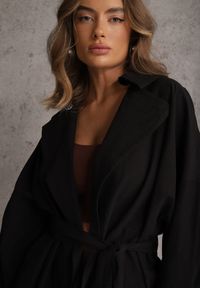 Renee - Czarna Kurtka z Bawełny i Wiskozy o Fasonie Krótkiego Trencza Abicara. Okazja: na co dzień. Typ kołnierza: kaptur. Kolor: czarny. Materiał: wiskoza, bawełna. Długość: krótkie. Styl: casual #3