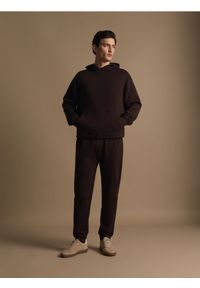 Reserved - Bawełniana bluza z kapturem - ciemnobrązowy. Typ kołnierza: kaptur. Kolor: brązowy. Materiał: bawełna #1