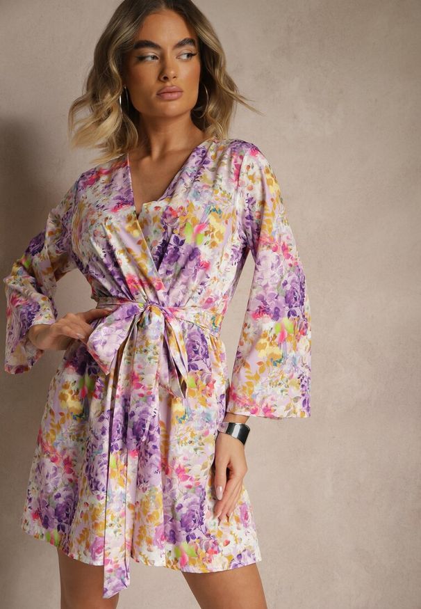 Renee - Fioletowy Kopertowy Kombinezon z Wiązanym Paskiem i Rozszerzanymi Rękawami Telurea. Okazja: na co dzień, na randkę. Kolor: fioletowy. Styl: elegancki, casual