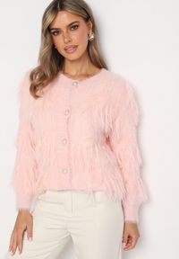 Born2be - Różowy Puchaty Kardigan Wykończony Perełkami i Piórami Mavanora. Kolor: różowy. Materiał: jeans, wełna. Wzór: aplikacja. Styl: klasyczny #7