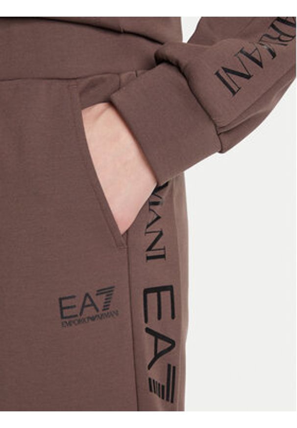 EA7 Emporio Armani Dres 7W000789 AF18880 U6063 Brązowy Regular Fit. Kolor: brązowy. Materiał: syntetyk