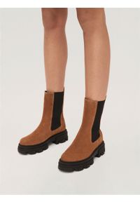 Kazar - Modne zamszowe botki typu chelsea na trepowej podeszwie. Kolor: brązowy. Materiał: zamsz. Szerokość cholewki: normalna. Wzór: moro. Styl: militarny #6