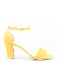 Inna - Sandały zamszowe na słupku żółte Optimo. Kolor: żółty. Materiał: zamsz. Obcas: na słupku. Styl: elegancki. Wysokość obcasa: średni