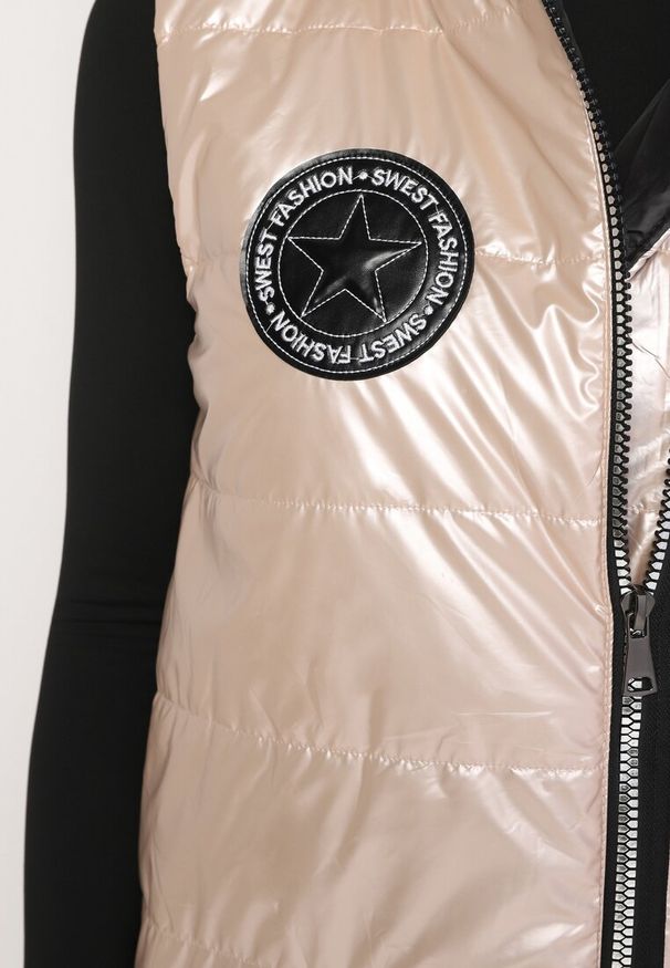 Born2be - Jasnobeżowa Pikowana Długa Kamizelka z Kapturem Ozdobiona Naszywką Mevaya. Okazja: na co dzień. Typ kołnierza: kaptur. Kolor: beżowy. Materiał: jeans. Długość: długie. Wzór: aplikacja. Styl: casual