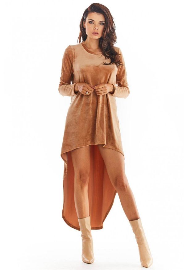 Awama - Welurowa trapezowa sukienka z asymetrycznym dołem. Materiał: welur. Długość rękawa: długi rękaw. Typ sukienki: trapezowe, asymetryczne