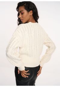 Ochnik - Kremowy sweter damski z nitami. Kolor: biały. Materiał: akryl. Długość: długie. Wzór: aplikacja #4