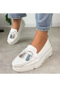 Białe skórzane mokasyny damskie Vinceza 88041. Okazja: na co dzień, na spacer. Nosek buta: okrągły. Kolor: biały. Materiał: skóra. Szerokość cholewki: normalna. Wzór: ażurowy. Sezon: jesień, wiosna, lato. Styl: elegancki, klasyczny, casual #1