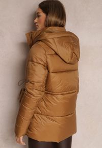 Renee - Brązowa Kurtka Pikowana Ściągana w Talii Althomene. Okazja: na co dzień. Kolor: brązowy. Długość rękawa: długi rękaw. Długość: długie. Styl: casual #2