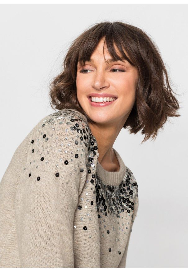 bonprix - Sweter z kolorowymi cekinami. Kolor: beżowy. Wzór: kolorowy. Styl: elegancki