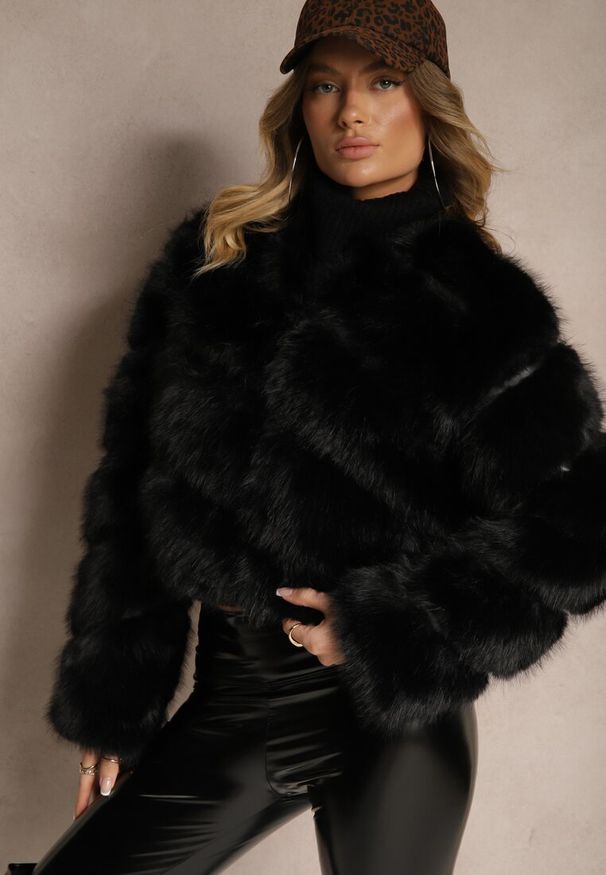 Renee - Czarna Futrzana Kurtka o Krótkim Kroju Zapinana na Haftki Alorith. Okazja: na co dzień. Kolor: czarny. Materiał: futro. Długość: krótkie. Styl: casual, elegancki