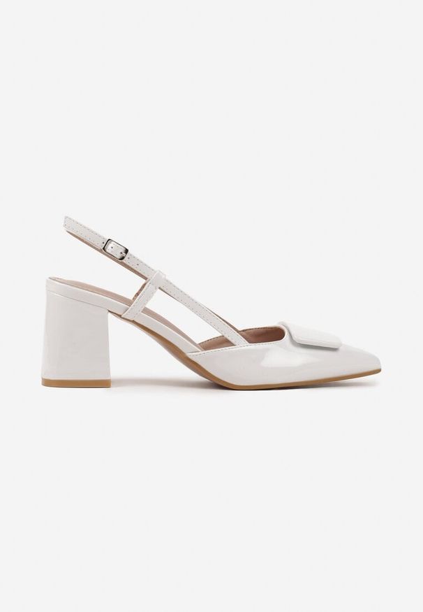 Renee - Białe Sandały Lakierowane na Słupku Slingback z Ozdobą na Nosku Vommea. Okazja: na co dzień. Kolor: biały. Materiał: lakier. Wzór: aplikacja. Sezon: wiosna, lato. Obcas: na słupku. Styl: elegancki, casual