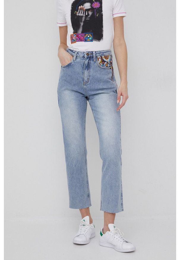 Desigual jeansy Riverside damskie high waist. Stan: podwyższony. Kolor: niebieski. Wzór: haft