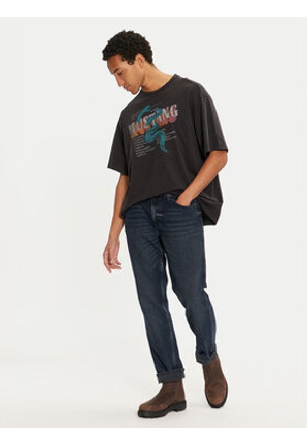 Mustang T-Shirt Akron 1015658 Czarny Relaxed Fit. Kolor: czarny. Materiał: bawełna