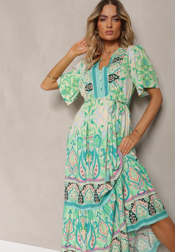 Renee - Zielona Boho Sukienka z Wiskozy z Ozdobnymi Guzikami i Cienkim Paskiem w Talii Dimosia. Okazja: na co dzień. Typ kołnierza: dekolt w kształcie V. Kolor: zielony. Materiał: wiskoza. Sezon: lato. Typ sukienki: proste. Styl: boho