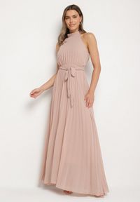 Born2be - Ciemnoróżowa Plisowana Sukienka Maxi z Gumką w Pasie i Rozkloszowanym Dołem Tehe. Kolor: różowy. Materiał: tkanina, materiał. Długość: maxi #1