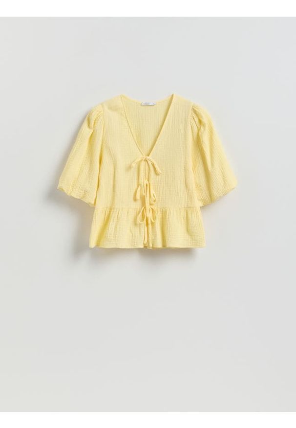 Reserved - Muślinowa bluzka z wiązaniem - jasnożółty. Kolor: żółty. Materiał: tkanina, bawełna. Styl: klasyczny