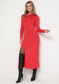Born2be - Czerwona Sukienka Taliowana z Asymetrycznym Dekoltem i Rozcięciem Saiala. Okazja: do pracy, na spotkanie biznesowe. Kolor: czerwony. Długość rękawa: długi rękaw. Typ sukienki: asymetryczne. Styl: wizytowy, biznesowy, klasyczny #1