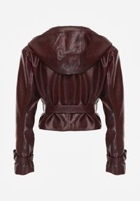 Renee - Bordowa Kurtka z Ekoskóry o Krótkim Kroju w Stylu Trencza z Paskiem i Kapturem Nilassiela. Okazja: na co dzień. Kolor: czerwony. Materiał: bawełna. Długość: krótkie. Wzór: paski. Styl: casual #2