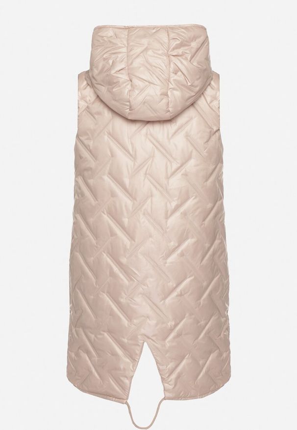 Born2be - Różowa Pikowana Kamizelka z Kapturem i Ozdobną Naszywką Liselilia. Okazja: na co dzień. Typ kołnierza: kaptur. Kolor: różowy. Materiał: jeans. Wzór: aplikacja. Styl: casual, elegancki, sportowy