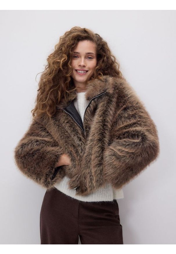 Reserved - Kurtka z imitacji futra - brązowy. Kolor: brązowy. Materiał: futro