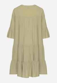 Born2be - Zielona Rozkloszowana Sukienka z Wiskozy z Falbanami Izleia. Okazja: na co dzień. Kolor: zielony. Materiał: wiskoza. Styl: elegancki, casual #4