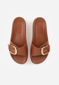 Renee - Brązowe Klapki na Platformie z Klamrą Molthoe. Okazja: na co dzień. Kolor: brązowy. Wzór: aplikacja. Obcas: na platformie. Styl: casual, elegancki #9