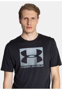 Koszulka męska Under Armour Boxed Sportstyle (1329581-001). Kolor: czarny. Materiał: poliester, materiał, bawełna. Długość: długie. Sport: turystyka piesza, fitness