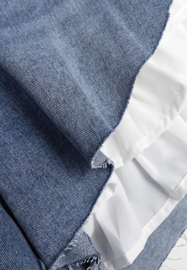 Renee - Niebieskie Jeansowe Szorty z Bawełny Ozdobione Falbanami Kassyllis. Okazja: na co dzień. Kolor: niebieski. Materiał: bawełna, jeans. Wzór: aplikacja. Sezon: lato. Styl: casual