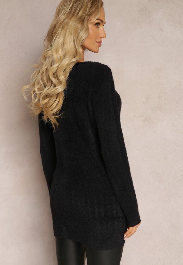 Renee - Czarny Sweter z Okrągłym Dekoltem o Puchatej Fakturze Inosuela. Okazja: na co dzień. Kolor: czarny. Materiał: jeans. Styl: elegancki, casual, klasyczny