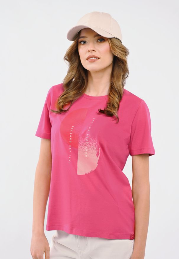 Volcano - T-shirt z nadrukiem, Comfort Fit, T-LASH. Kolor: różowy. Materiał: bawełna, materiał, skóra, elastan. Długość rękawa: krótki rękaw. Długość: krótkie. Wzór: nadruk. Styl: klasyczny
