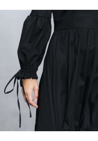 CASTELLANI - Czarna sukienka maxi z bufiastymi rękawami. Typ kołnierza: dekolt w kształcie V. Kolor: czarny. Materiał: bawełna. Długość: maxi #6