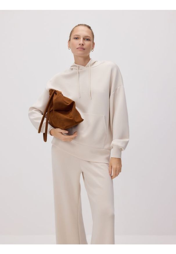 Reserved - Gładka bluza z modalem - beżowy. Kolor: beżowy. Materiał: dzianina. Wzór: gładki