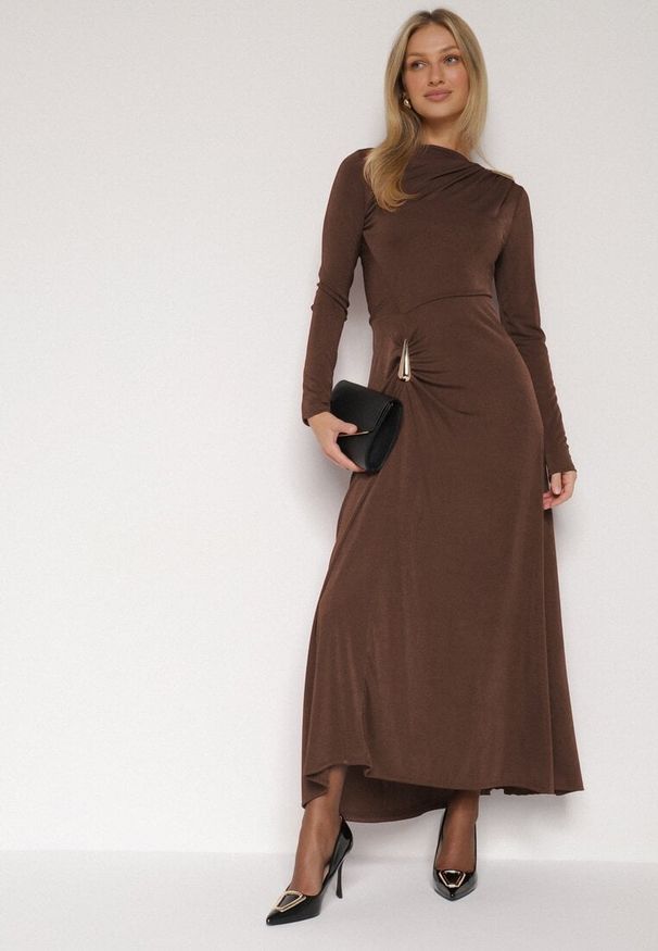 Born2be - Brązowa Koktajlowa Sukienka Ozdobiona Metaliczną Aplikacją i Marszczeniem z Boku Retima. Kolor: brązowy. Wzór: aplikacja. Styl: wizytowy