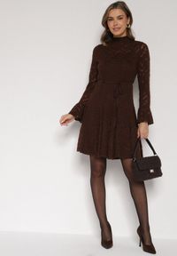 Born2be - Brązowa Koronkowa Sukienka z Wiązaniem Półgolfem i Falbankami Alnefera. Okazja: na co dzień. Typ kołnierza: kołnierz z falbankami. Kolor: brązowy. Materiał: koronka. Długość rękawa: na ramiączkach. Styl: casual, klasyczny #7