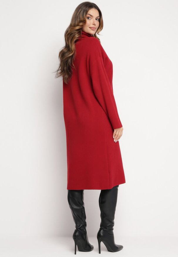 Born2be - Czerwona Pudełkowa Sukienka Midi z Golfem i Kieszeniami Bikara. Typ kołnierza: golf. Kolor: czerwony. Materiał: dzianina. Długość: midi