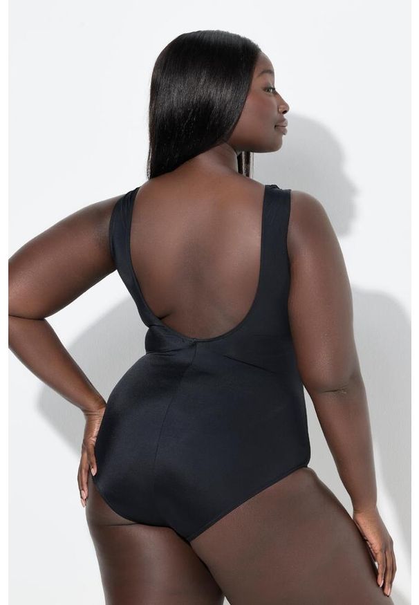 ULLA POPKEN - Damski Strój kąpielowy obszycia miękkie miseczki głębokie plecy z recyklingu. Kolekcja: plus size. Kolor: czarny. Materiał: poliester, elastan, poliamid, materiał