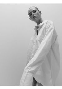 Reserved - Bawełniania koszula z szerokimi mankietami - biały. Kolor: biały. Materiał: bawełna, tkanina