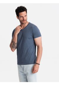 Ombre Clothing - Męska klasyczna bawełniana koszulka z dekoltem w serek BASIC – niebieski melanż V18. Typ kołnierza: dekolt w serek. Kolor: niebieski. Materiał: bawełna. Wzór: melanż. Styl: klasyczny #7