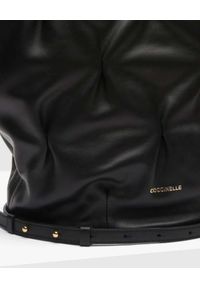Coccinelle - COCCINELLE - Skórzana czarna torba z marszczeniem Diana Goodie. Kolor: czarny. Wzór: aplikacja. Materiał: skórzane. Styl: elegancki. Rodzaj torebki: na ramię #3