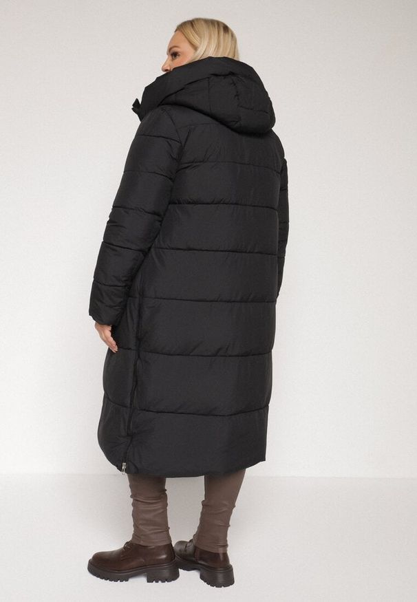 Born2be - Czarna Długa Kurtka Pikowana z Kapturem i Bocznymi Suwakami Mevoressa. Okazja: na co dzień, na spacer. Typ kołnierza: kaptur. Kolekcja: plus size. Kolor: czarny. Materiał: dzianina, jeans, poliester. Długość: długie. Styl: casual