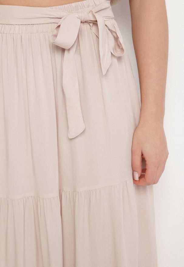 Born2be - Beżowa Wiskozowa Spódnica Maxi Rozkloszowana z Paskami Saosa. Okazja: na co dzień. Kolor: beżowy. Materiał: wiskoza. Wzór: paski. Styl: casual, klasyczny