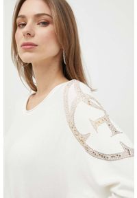 Guess sweter damski kolor beżowy lekki. Kolor: beżowy. Materiał: materiał, wiskoza. Wzór: aplikacja #1