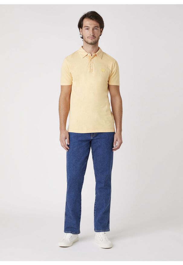 Wrangler - MĘSKI T-SHIRT WRANGLER SS GD POLO LOVELY MANGO W7ANDBA11 112131353. Typ kołnierza: polo