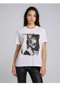 Sinsay - Bawełniana koszulka z nadrukiem - biały. Kolor: biały. Materiał: bawełna. Wzór: nadruk #1